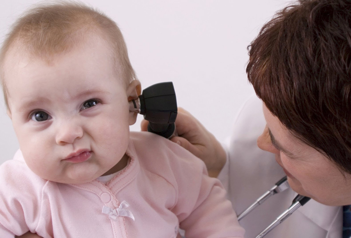 علامات فقدان السمع المبكر للأطفال