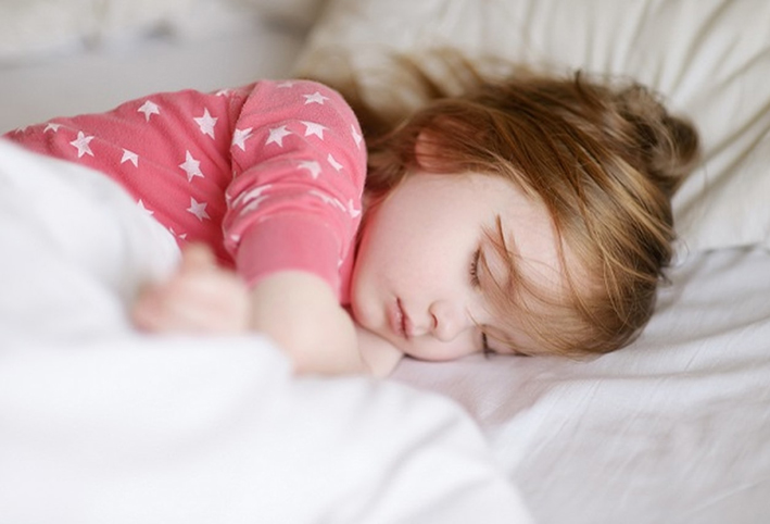 دراسة أمريكية تكشف علاقة انتظام نوم الأطفال وتحصيل درجات أفضل
