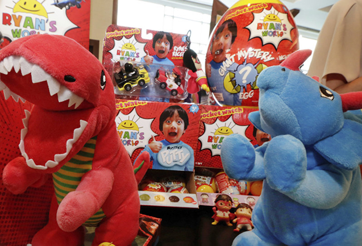 طفل يجني 22 مليون دولار خلال عام