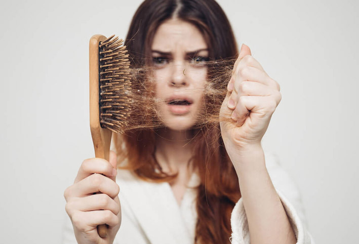 خمس نصائح طبيعية لمنع تساقط الشعر