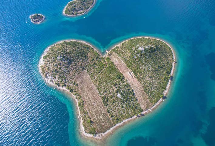 لمن تحلم بجولة رومانسية إليك جزر وبحيرات عالمية على شكل قلب