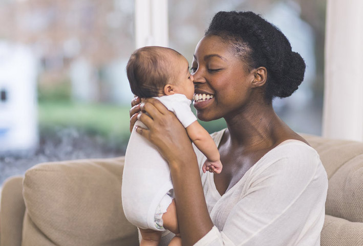 أهم الأشياء التي تحدث مع طفلك خلال شهره الأول