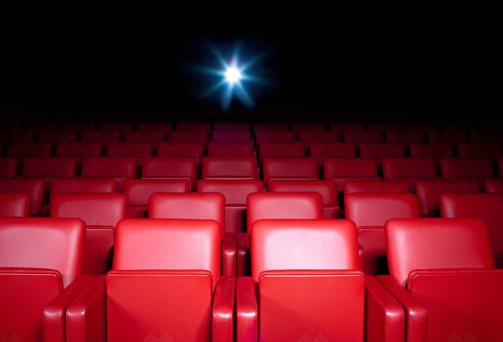 هل فكرت ذات يوما لماذا مقاعد السينما حمراء؟ .. أسباب غريبة ومقززة أحيانا!