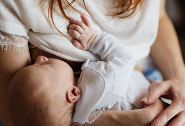 الرضاعة الطبيعية تقى الأطفال من العدوى بحماية طويلة المدى