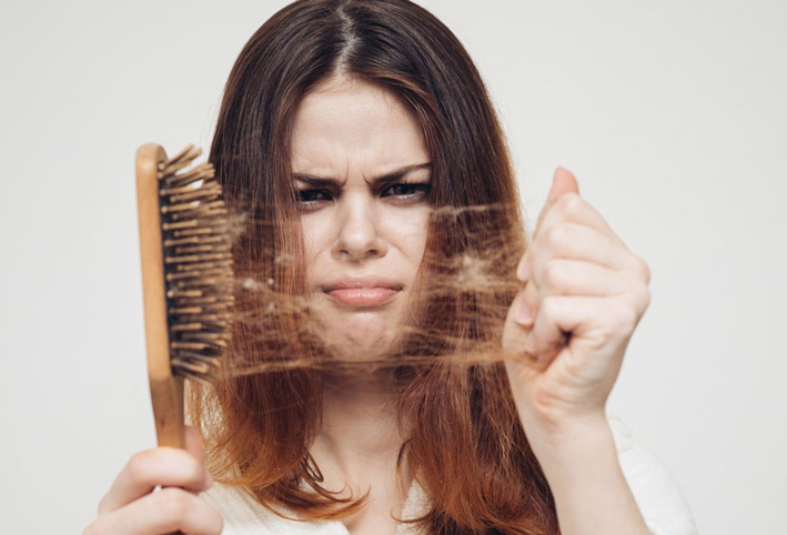 ما الذى يسبب تساقط الشعر بعد الخضوع للجراحة؟