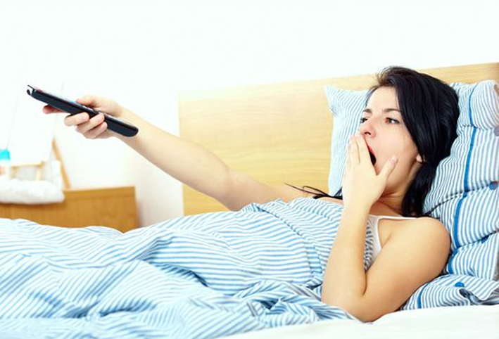  النوم فى الضوء أو أمام التليفزيون يؤدى إلى زيادة الوزن