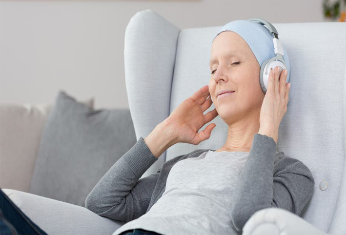 الاستماع للموسيقى قد يخفف آلام مرضى السرطان