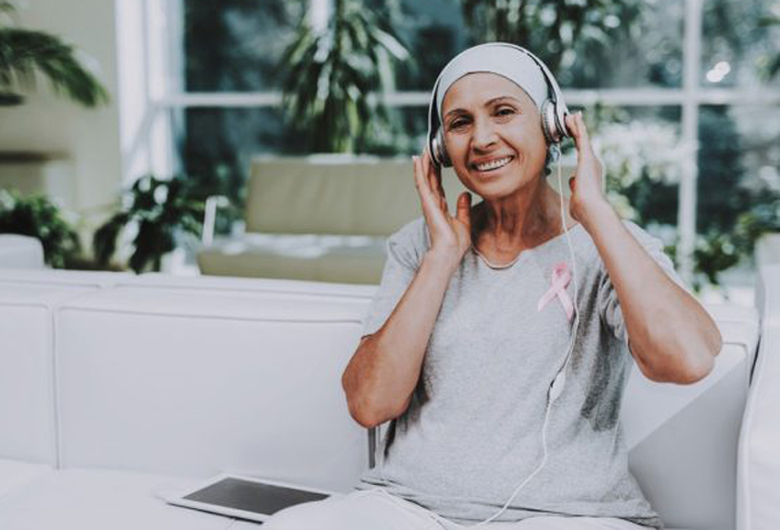 الاستماع إلى الموسيقى يخفف من آلام مرضى السرطان