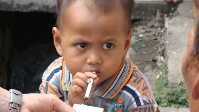  الأطفال الذين يعيشون في المناطق الفقيرة أكثر عرضة لتدخين السجائر