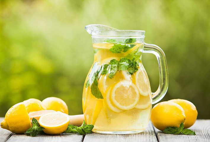 شرب" ماء الليمون" يساعد في إنقاص الوزن .. لهذا السبب