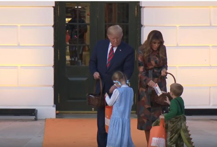 بالفيديو .. ترامب وميلانيا يحتفلان بعيد الهالوين مع الأطفال فى البيت الأبيض