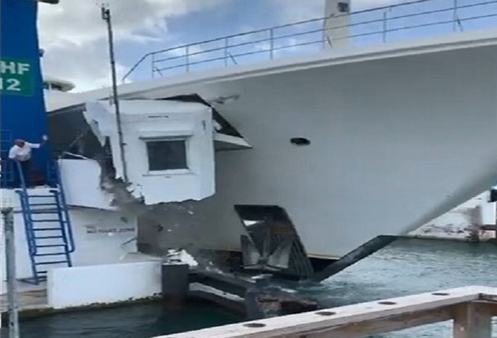 بالفيديو .. يخت ملياردير روسي يصطدم بجسر في منطقة الكاريبي
