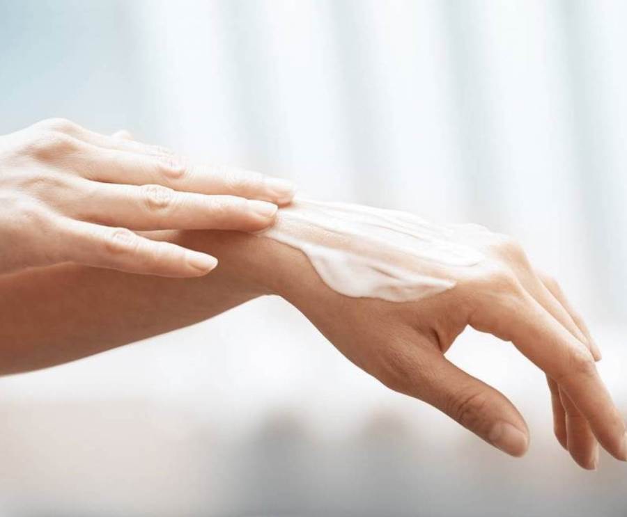 عندى فى ايدى من فوق بثور مش عارفه ايه حلها لازم تجميل 