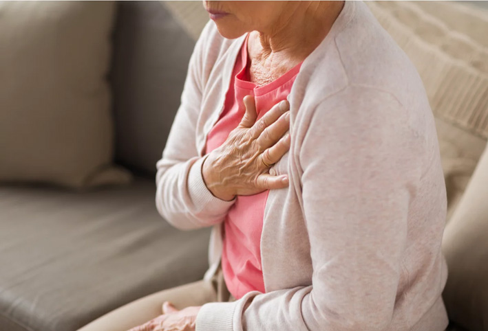 8 آلام في الصدر قد تعتقدين أنها أزمة قلبية لكنها أمور أخرى