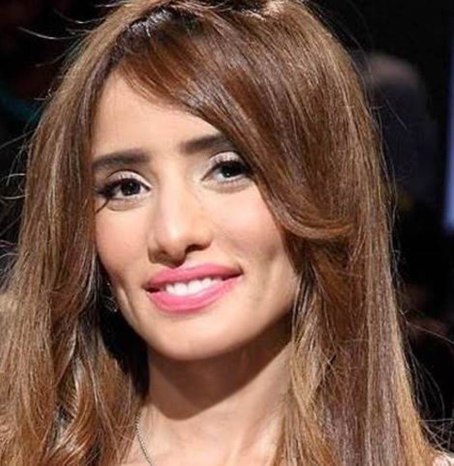 شاهد .. زينة تنتقد عيد الحب بفستان أسود أنيق