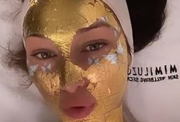بالفيديو ..  بيلا حديد ترطب بشرتها بماسك من الذهب عيار 24..إليكِ التفاصيل