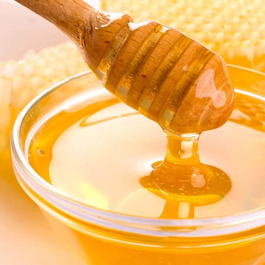 سحر العسل على بشرتك.. تعرفي على فوائده الجمالية