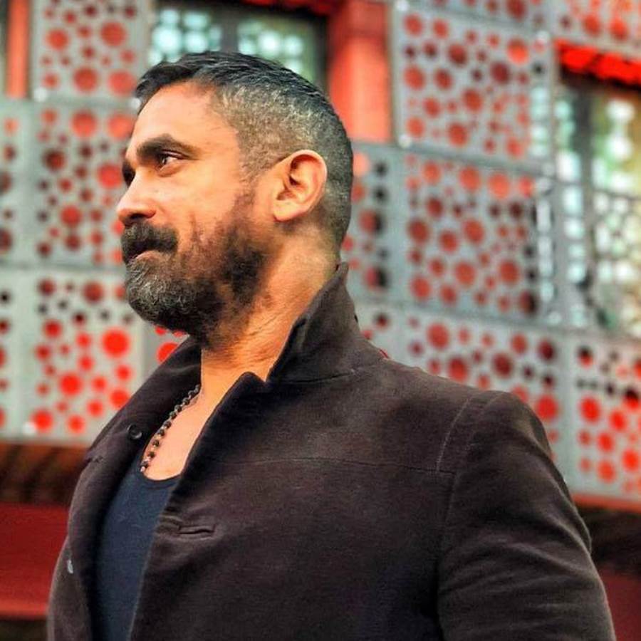 بالصورة .. أمير كرارة ينشر صورة البطل الحقيقى لمشهد احتضان تكفيرى!