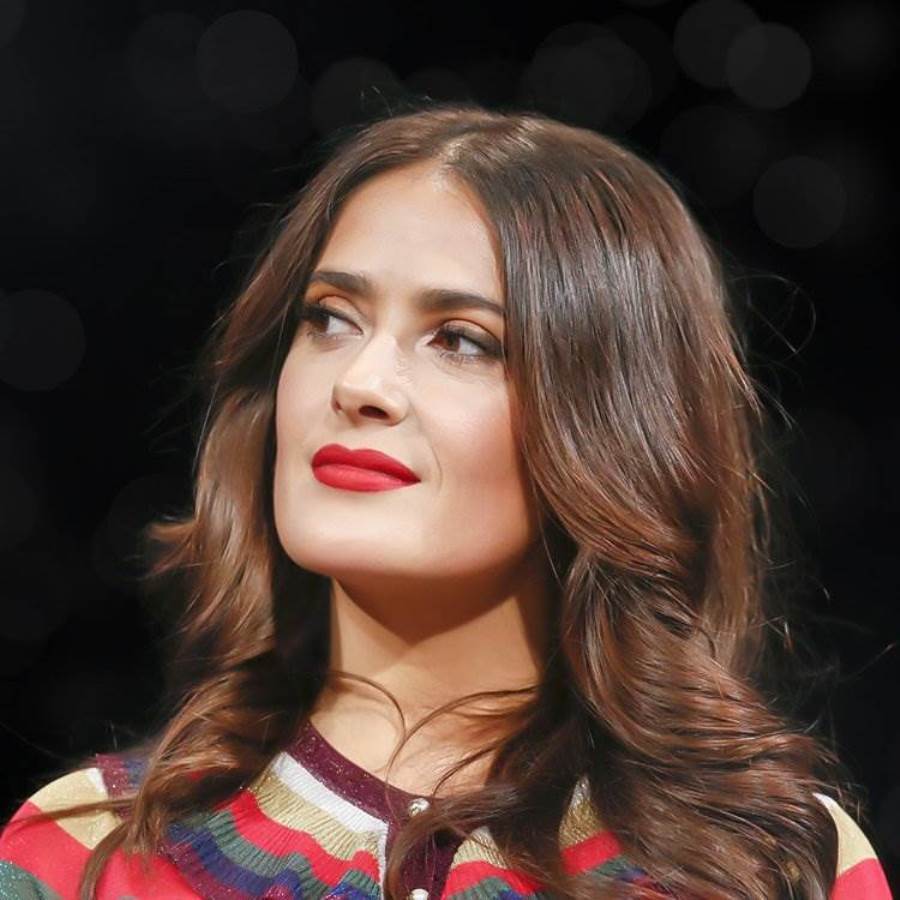 شاهد  .. سلمى حايك تظهر شعرها الأبيض