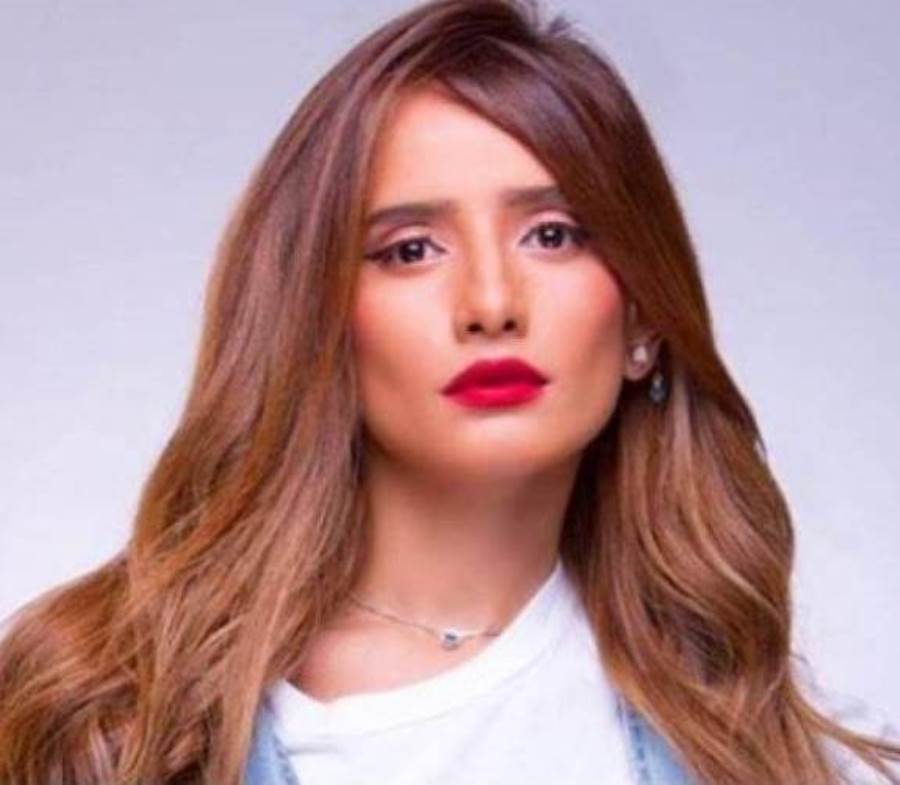 زينة تثير الجدل ببنطلون مقطع 