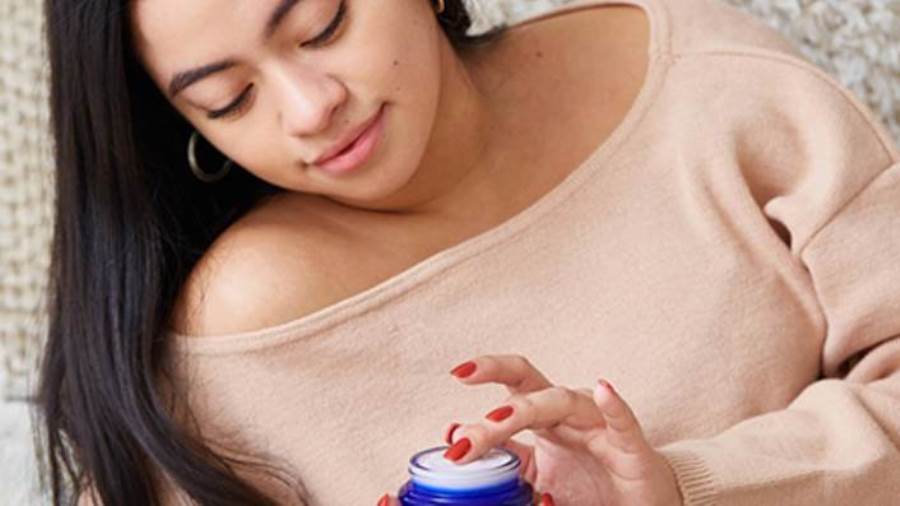 كيف يمكنك ترطيب بشرتك