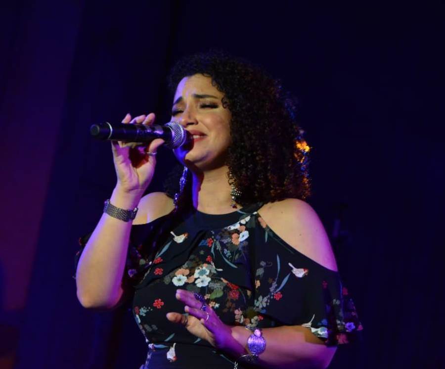 شاهد .. نسمة محجوب بدون ماكياج وشعر كيرلى