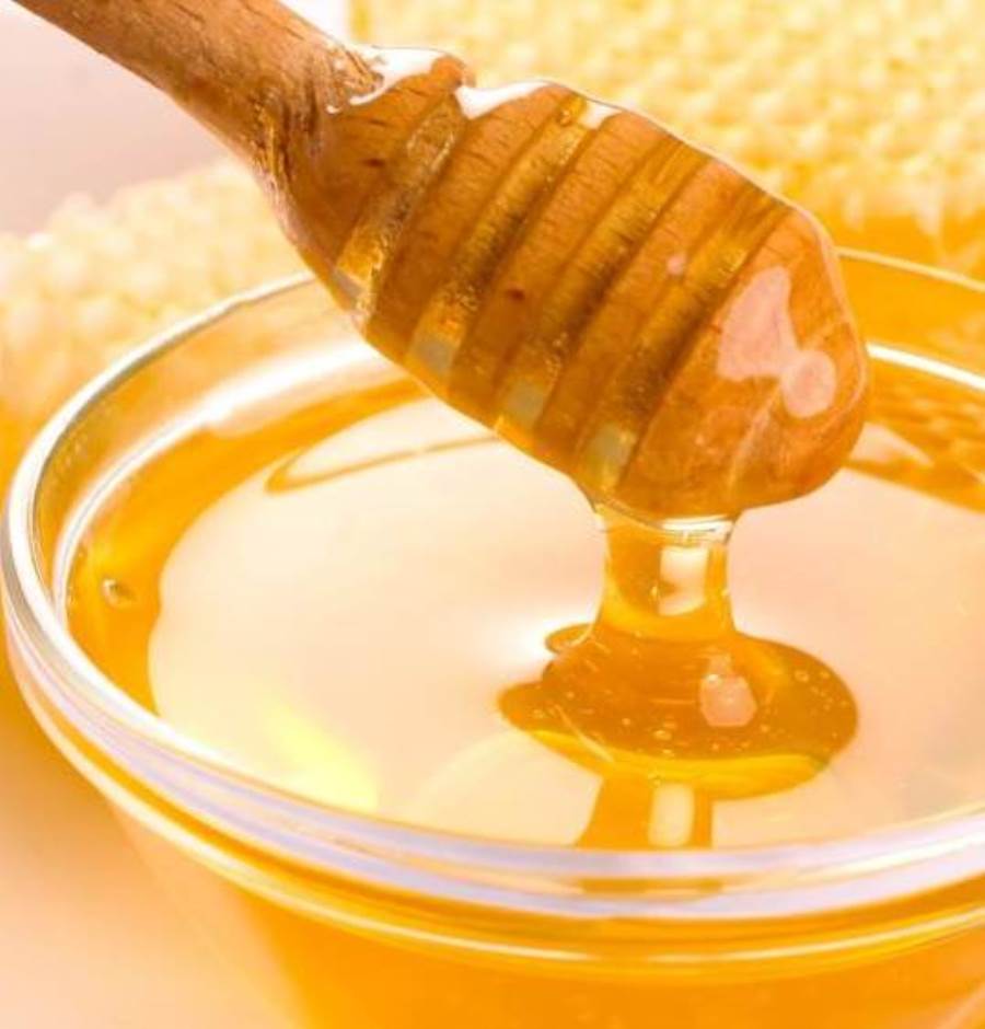 من حب الشباب إلى الإكزيما يشفي العسل كل شيء ويمنحك نضارة أيضا  