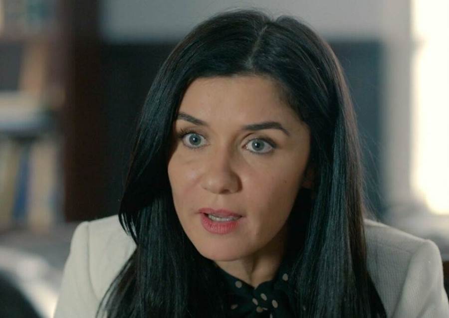 ابنة غادة عادل بملابس البحر مع والدها 