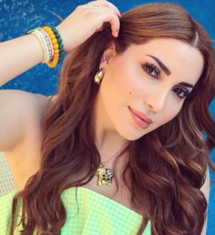  الفنانة "نسرين طافش" باطلالة مثيرة وجذابة بالفوشيا ..!