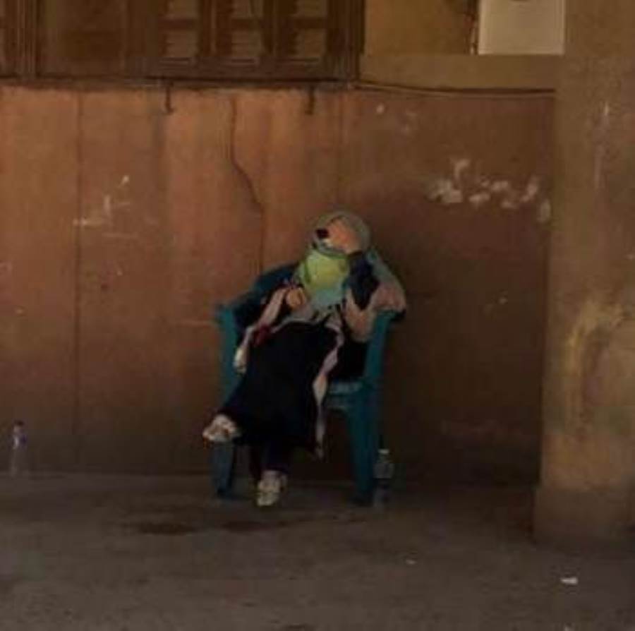 شاهد .. نجاة الصغيرة بالنقاب أمام عمارة الزمالك المتصدعة