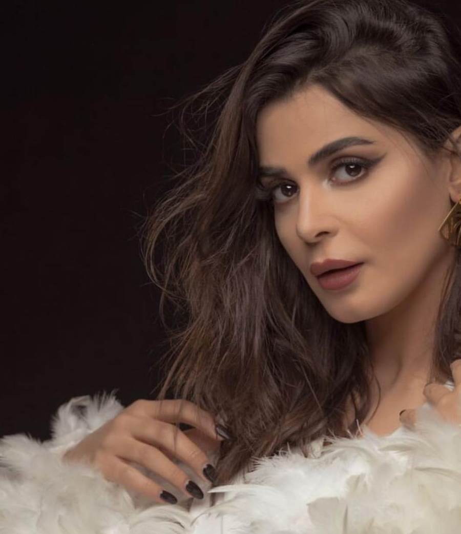 رانيا منصور تخطف الأنظار بفستان أسود مكشوف