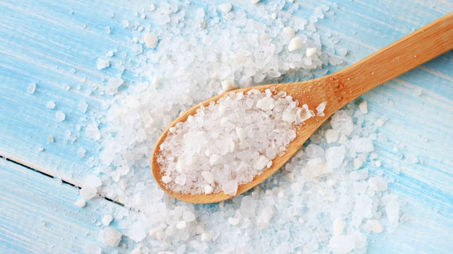 يزيد تناول الأطعمة الغنية بالملح من تدفق الدم في الأوعية الدموية والشرايين