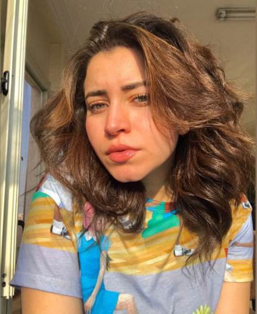 الفنانة "سارة الشامي" بإطلالة جذابة ومثيرة بــ "مايوه أحمر"..!