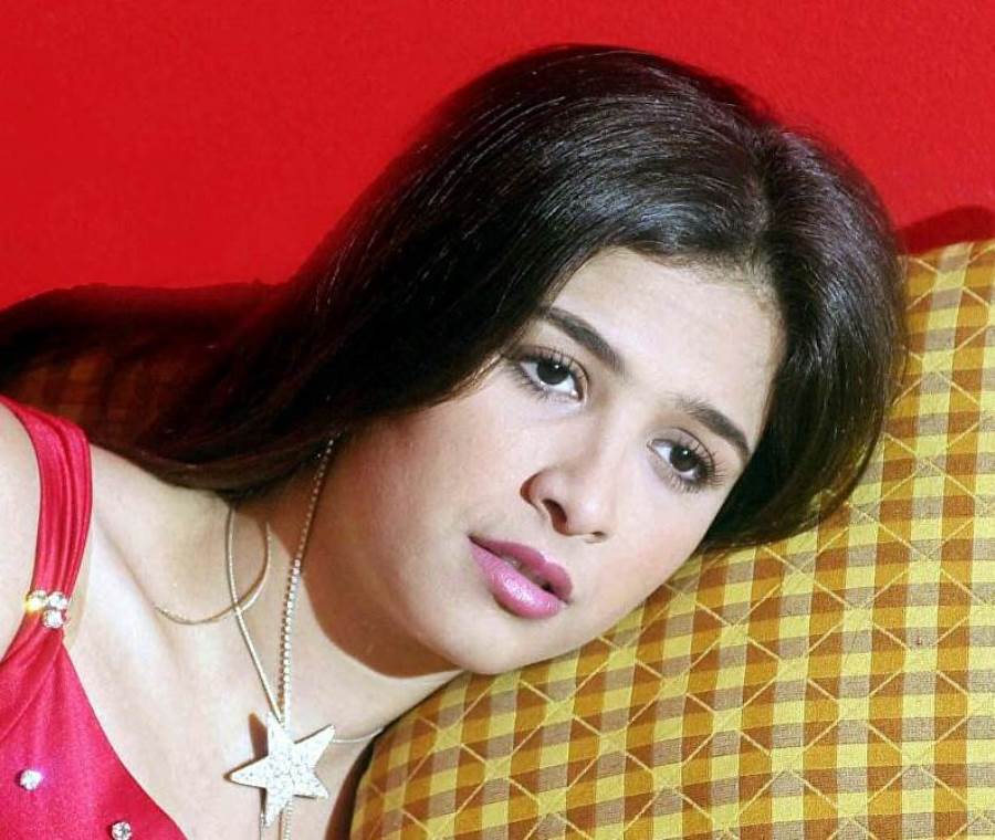 ياسمين عبدالعزيز تخطف الأنظار ببنطلون جينزمقطع