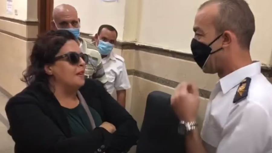 الضابط ورئيسة النيابة الادارية