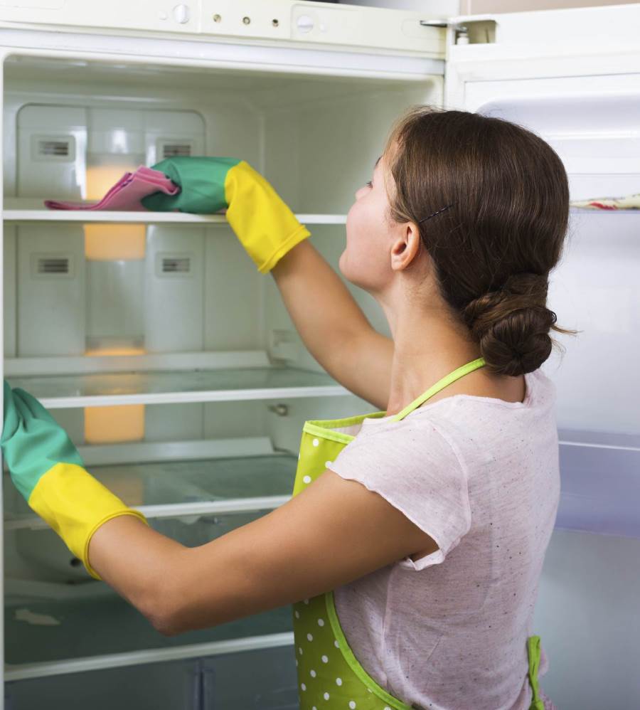 طريقة تنظيف وترتيب الثلاجة بسهولة
