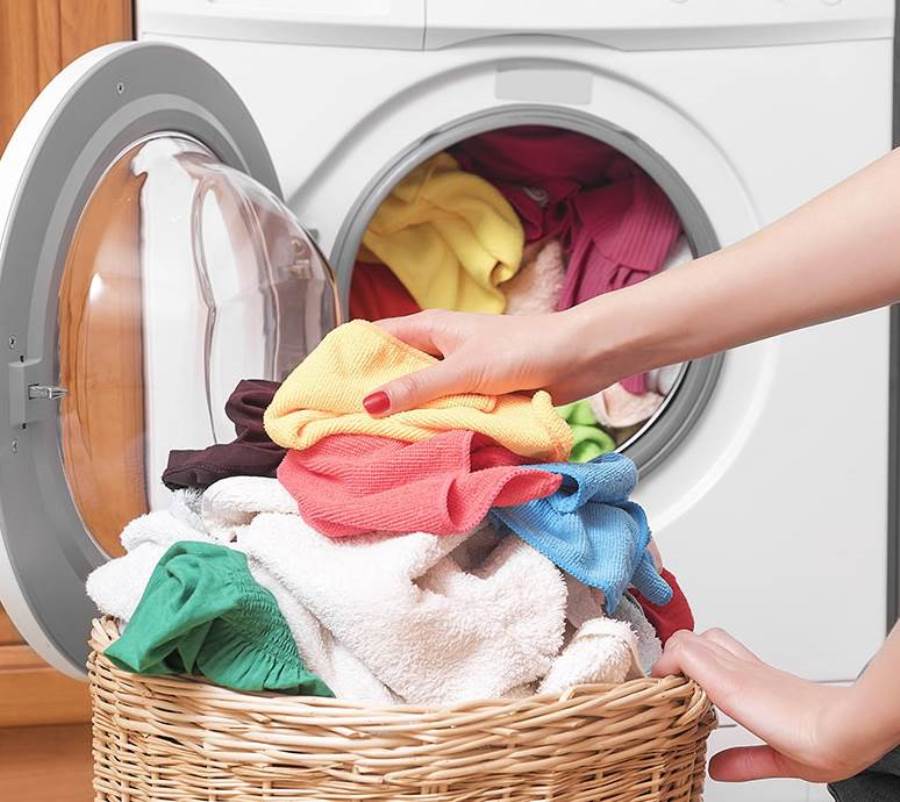 هل تنظيف الملابس في الغسالة يقضي على فيروس كورونا؟