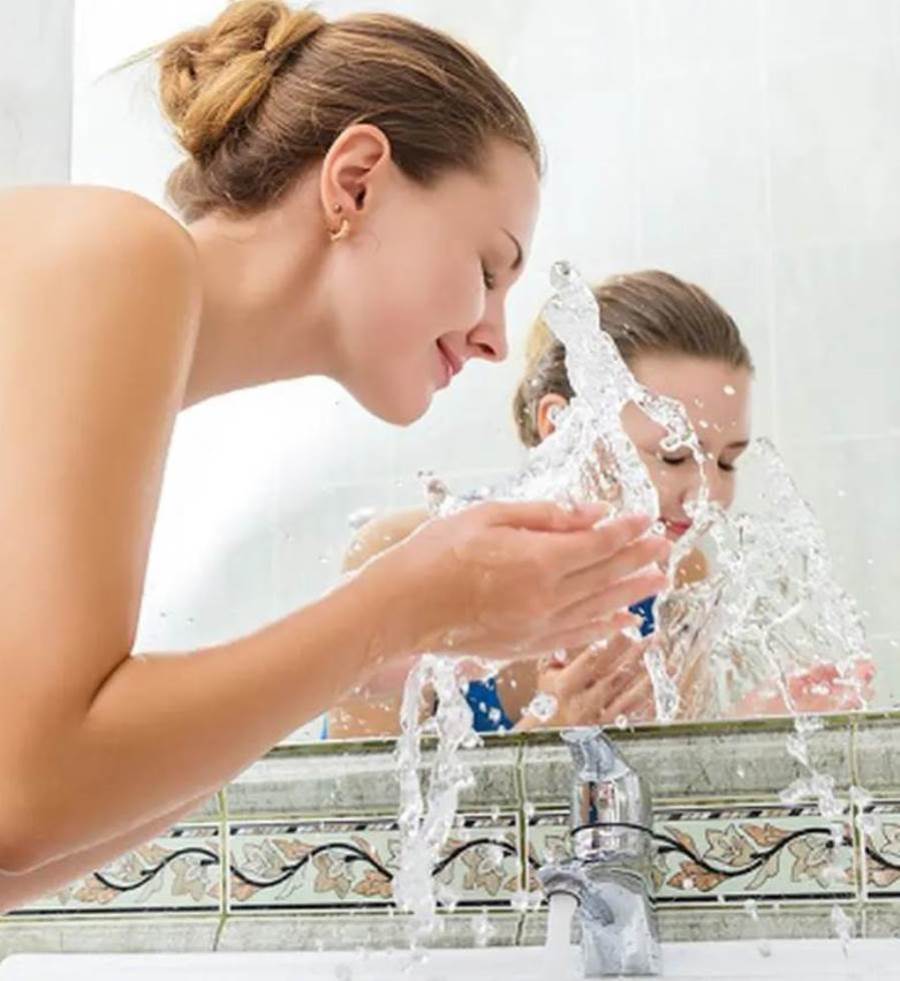 لهذه الأسباب غسل الوجه بالماء البارد مفيد للبشرة
