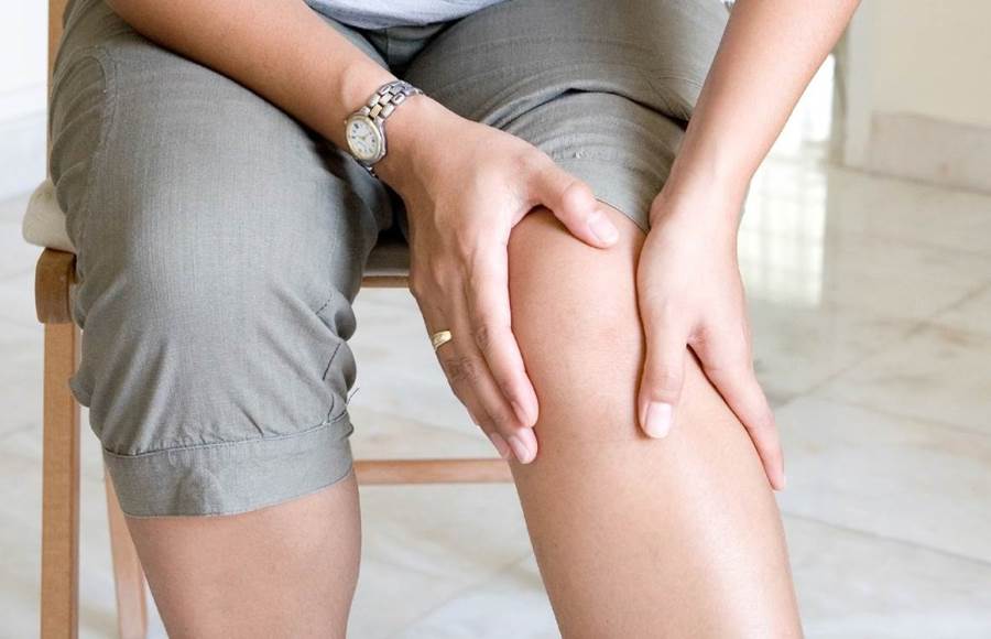 لماذا يصاب البعض بخشونة الركبة في سن الشباب؟