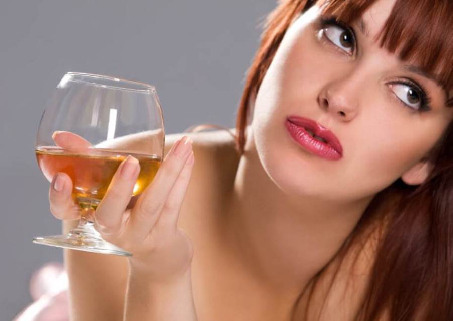 هل تعلمي أن النساء يتجهن إلى الكحول للتعامل مع الإجهاد الوبائي؟