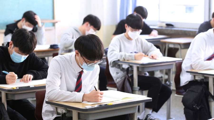 طلاب المدارس وكورونا