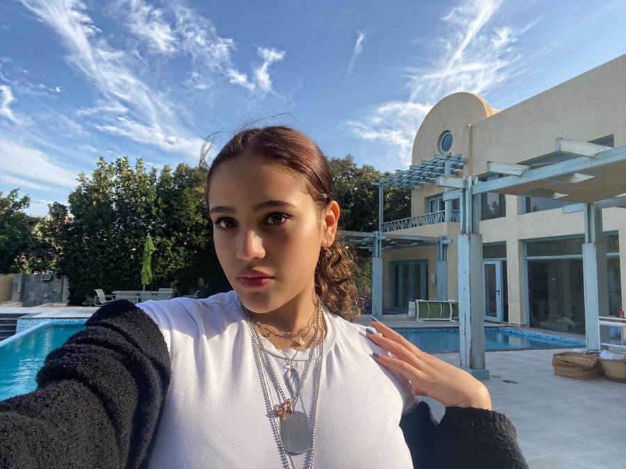 جنا عمرو دياب تثير الجدل رفقة صديقها