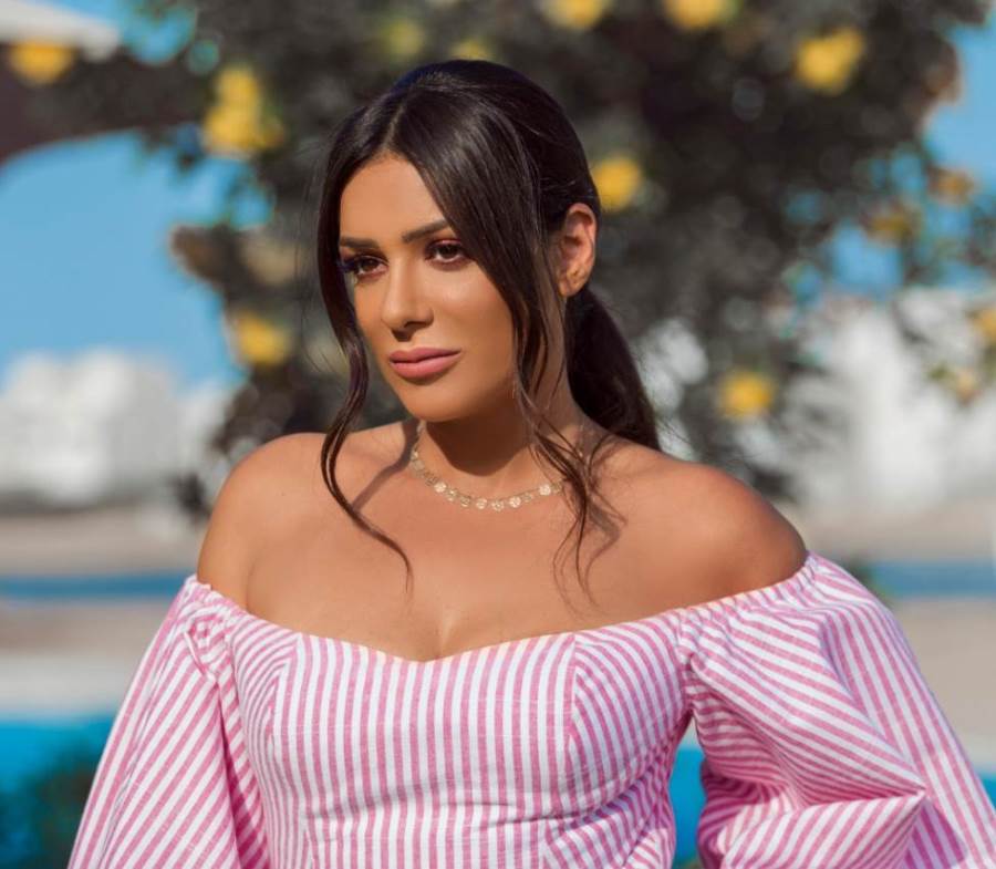 إنجي المقدم تتألق بإطلالة صيفية على البحر