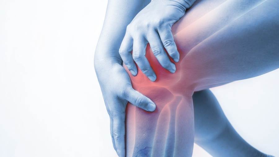 أعراض الإصابة بخشونة الركبة.. وطرق الوقاية منها