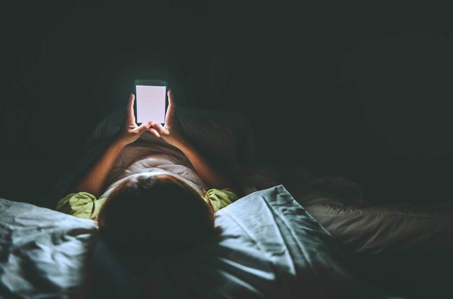 استخدام الهاتف في الظلام يسبب مشاكل للنوم .. إليكِ التفاصيل