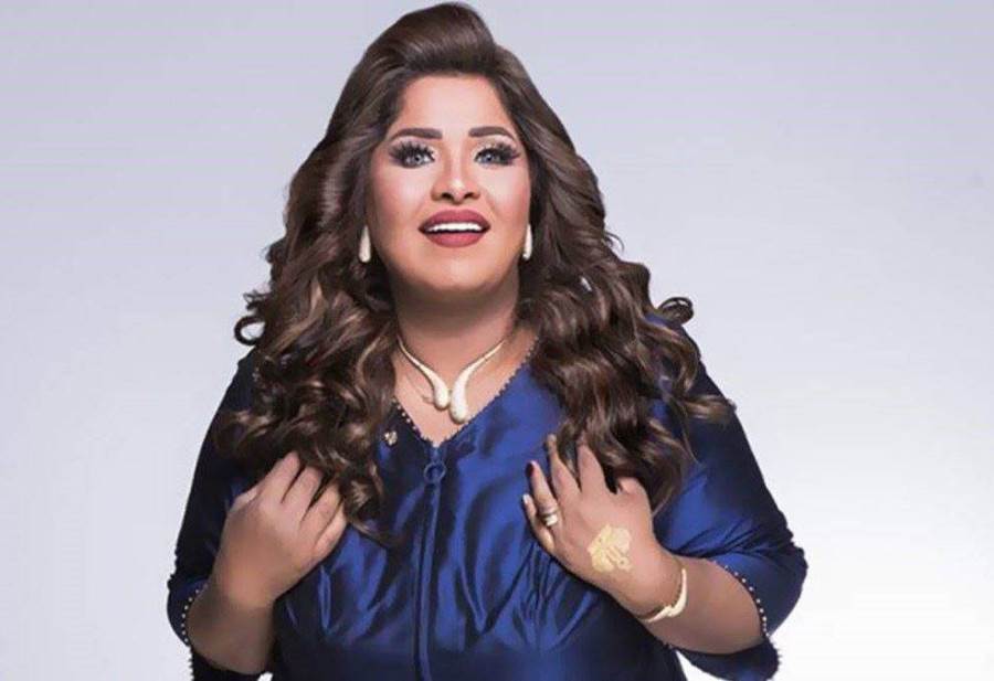 بالفيديو .. فنانة مشهورة تخاطر بحياتها لإنقاذ ابنتها من الموت