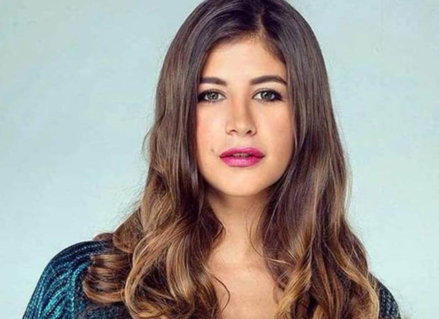 ملك قورة تخطف القلوب بملابس قطيفة