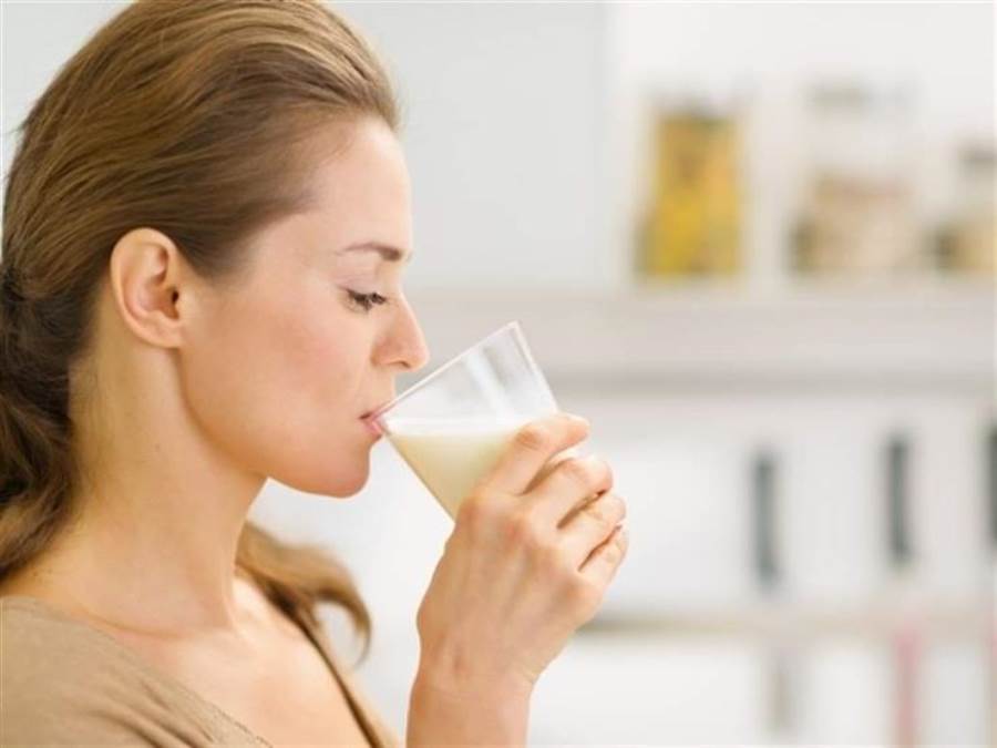 الحليب سلاح ذو حدين.. يشفي من السكري ويصيب النساء بالسرطان