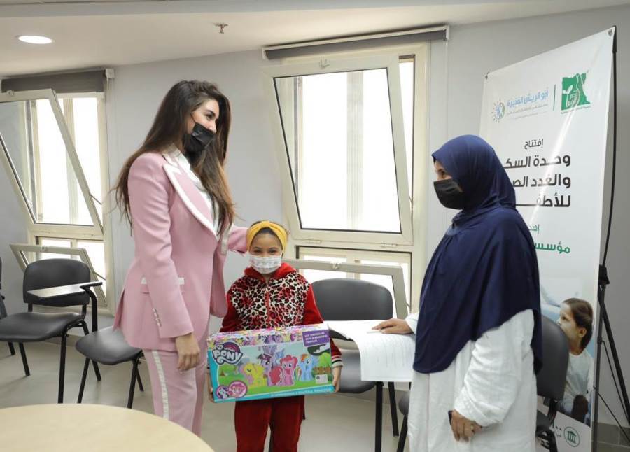 شاهد .. ياسمين صبري بمستشفى أبو الريش وتوزع الهدايا على الأطفال