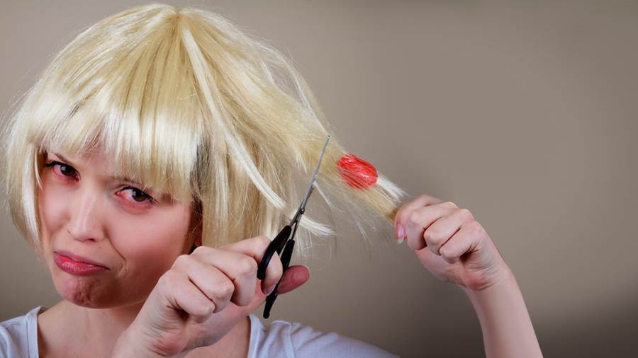 حيل سهلة لإزالة اللبان العالق فى شعر طفلك